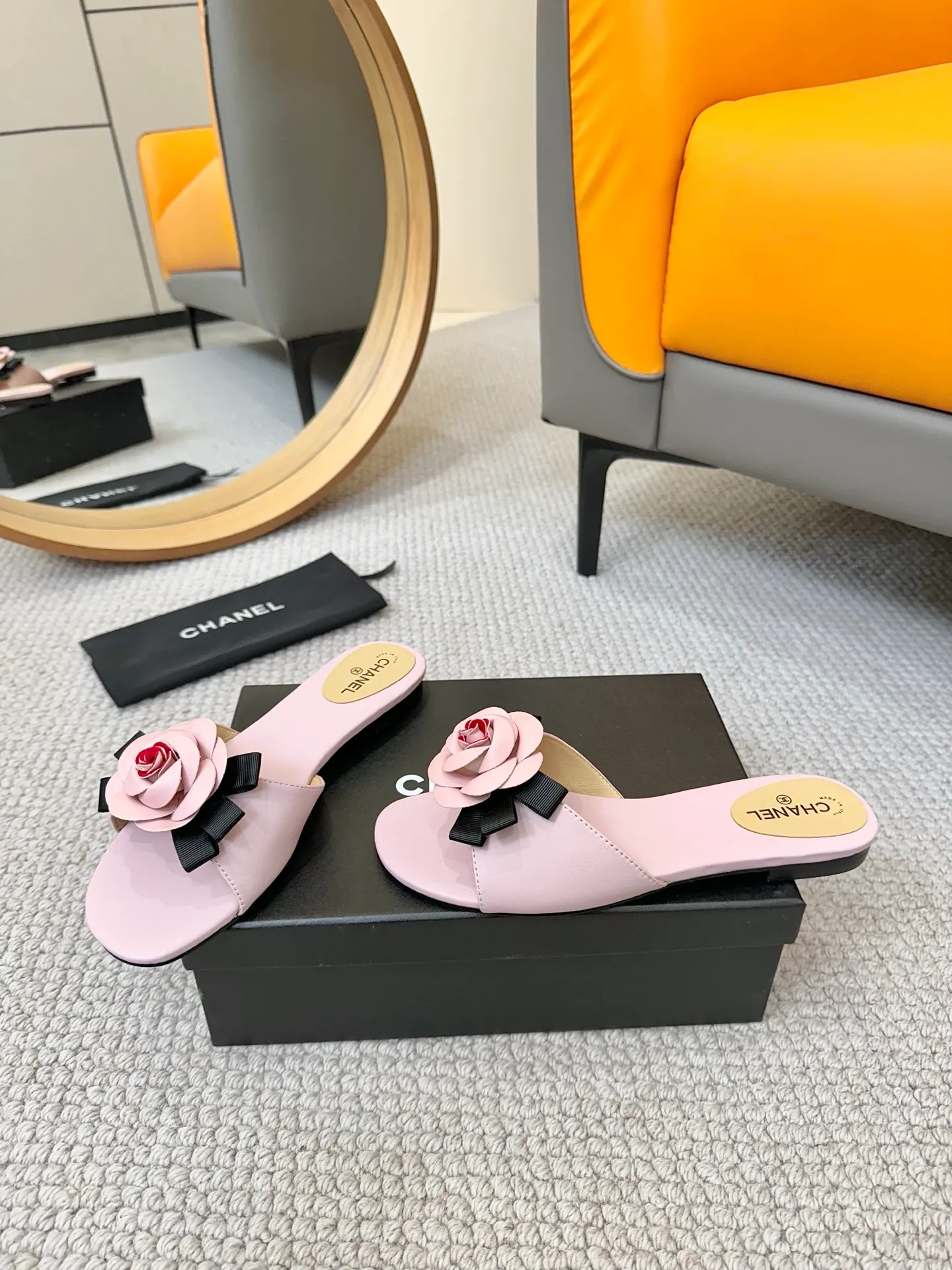👟👟Ex-factory price 440👟👟 CHANEL Xiaoxiang ss25P new spring and summer thick-soled camellia slippers CHANE*｜Xiaoxiang ss25P new spring and summer thick-soled camellia slippers series! This season’s camellia series is really beautiful😍Grandma Xiang’s family has always been elegant and ladylike, full of high-end looks! It’s very nice on the feet~Whether it’s worn barefoot or paired with skirts or trousers, it’s very versatile! Incomparably beautiful! Especially fairy🧚overwhelmingly girly‼ Number of yards: 35-40 yards